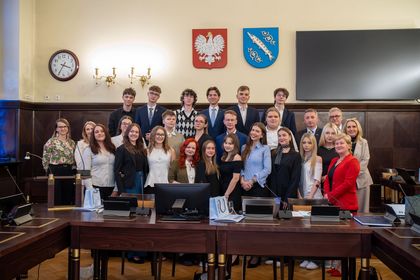 młodzież w sali obrad urzędu miasta na sesji młodzieżowej rady miasta