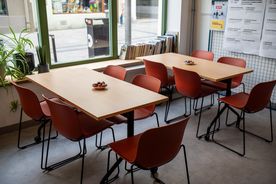 zdjęcie stolika z krzesłami