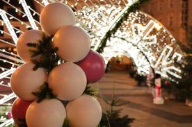 Świątecznie ustrojony rynek nocą