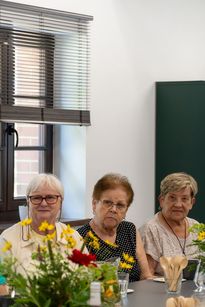 Zdjęcie przedstawia trzy siedzące kobiety.