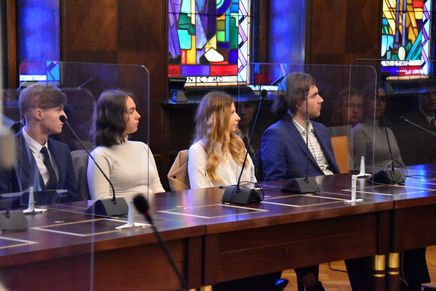 Radni Młodzieżowej Rady Miasta Rybnika na sali sesyjnej w Urzędzie Miasta Rybnika 