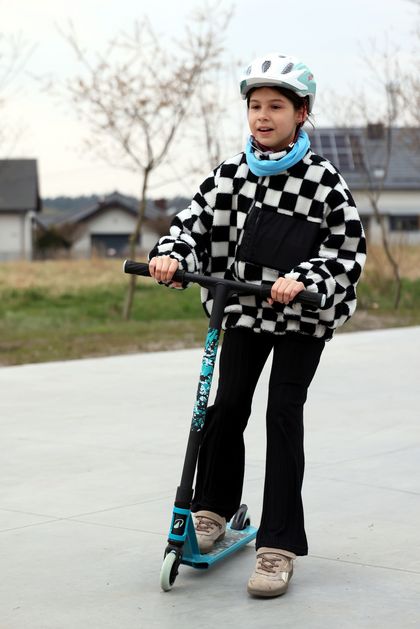 Dziecko jadące na hulajnodze