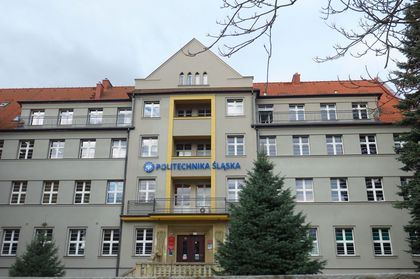 Popiersie prof. Jerzego Kucharczyka przed budynkiem Politechniki Śląskiej w Rybniku