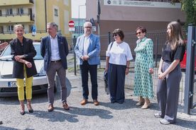 Uroczystość otwarcia muralu browarniczego na budynku kamienicy