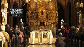 Obchody Święta Niepodległości na rybnickim rynku - flagi, mieszkańcy, żołnierze, poczty sztandarowe...