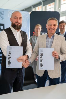 zdjęcie przedstawia prezydenta miasta oraz dyrektora firmy budowlanej