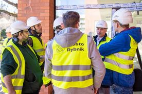 Briefing prasowy na terenie nowego budynku mieszkalnego TBS w Rybniku