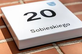 Tabliczka adresowa z numerem budynku