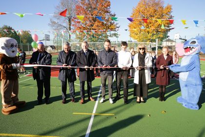osoby na boisku sportowym