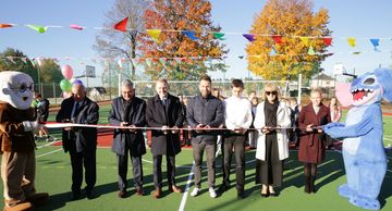 osoby na boisku sportowym