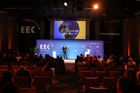 zdjęcie przedstawia prezentacje na konferencji