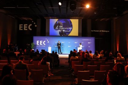 zdjęcie przedstawia prezentacje na konferencji