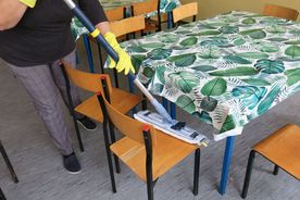 Mycie mopen stolika na szkolnej stołówce