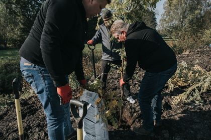 Akcja sadzenia 30 drzew z okazji 30-lecia obecności w Polsce firmy Purmo