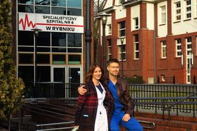 Plan filmowy na terenie zabudowań ceglanych budynków