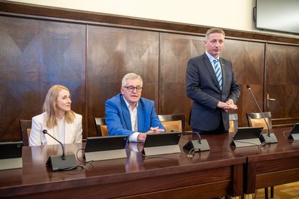 młodzież w sali obrad urzędu miasta na sesji młodzieżowej rady miasta