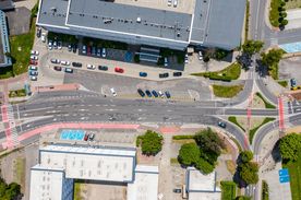 Rybnik z lotu ptaka, widok na Plac Armii Krajowej, okoliczne budynki i przestrzeń przeznaczona na powierzchnie biurowe prywatnych inwestorów.