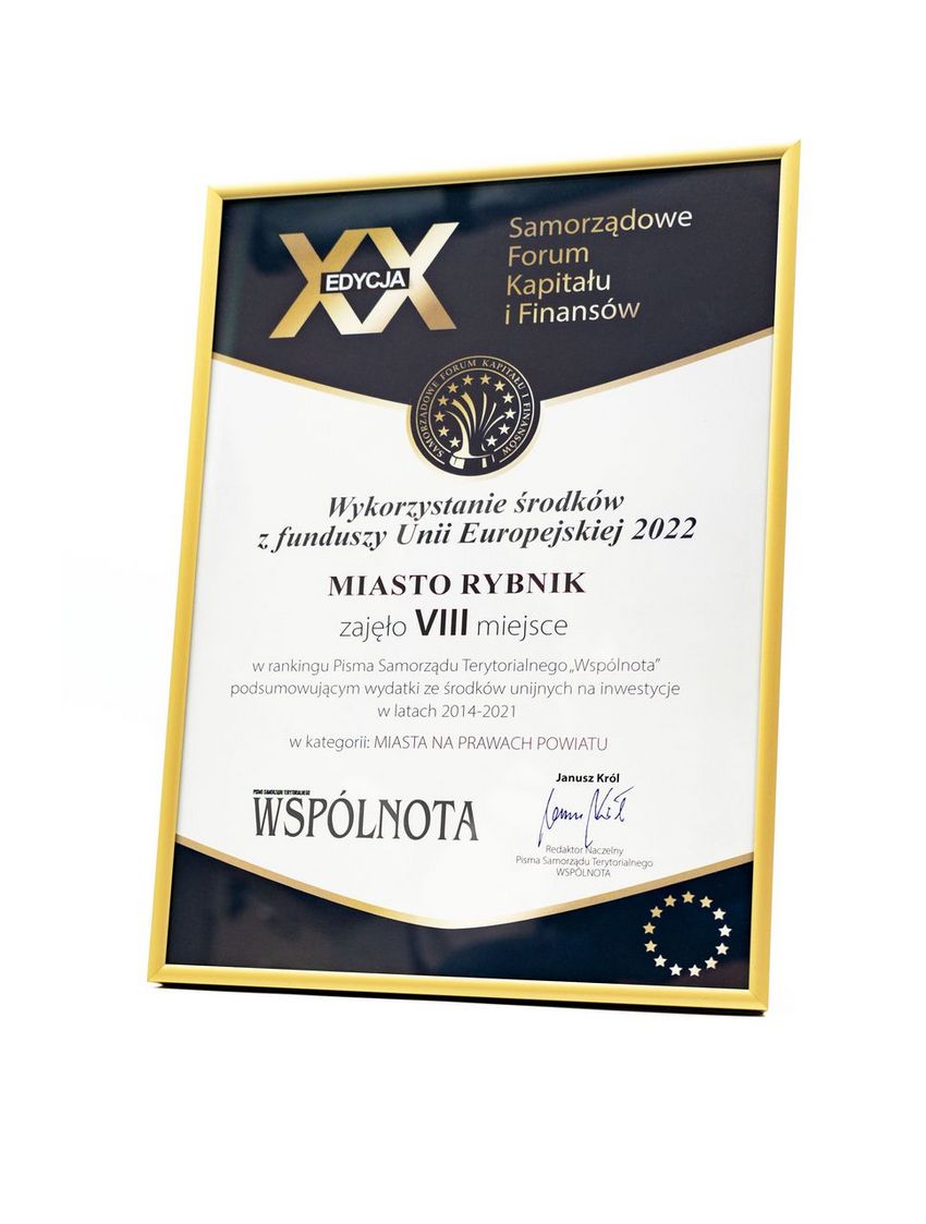 Dyplom dla Rybnika z okazji zdobycia VIII miejsca w rankingu Pisma Samorządu Terytorialnego ”Wspólnota” podsumowującym wydatki ze środków unijnych na inwestycje w latach 2014-2021