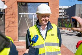 Briefing prasowy na terenie nowego budynku mieszkalnego TBS w Rybniku