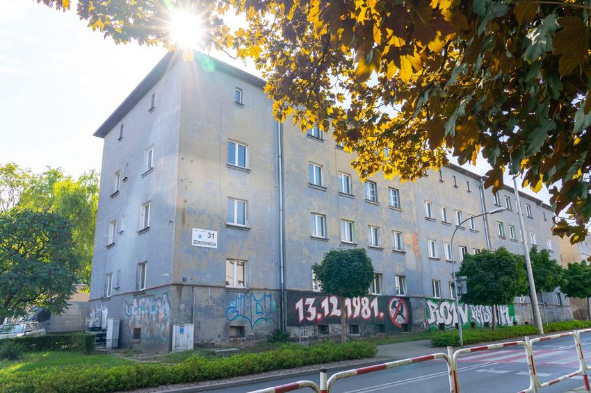 Zaniedbany blok mieszkalny 