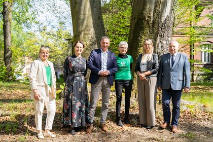 Spotkanie kilku osób przy pomniku przyrody - dwóch zrośnietych bukach