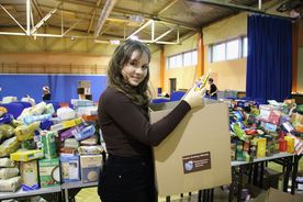 Pakowanie paczek w ramach akcji Czapka Św. Mikołaja Młodziezowej Rady Miasta Rybnika