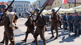 Inscenizacja historyczna grup rekonstrukcyjnych, odtwarzająca wydarzenia sprzed 100 lat, kiedy to na rybnickim rynku podpisane zostały dwa ważne dokumenty związane z przyłączeniem Śląska do Polski