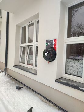 Defibrylator AED na ścianie budynku użyteczności publicznej w dzielnicy Boguszowice Osiedle. 