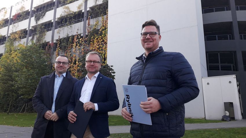 Radni Miasta Rybnika: Wojciech Kiljańczyk, Łukasz Kłosek, Radosław Knesz na tle parkingu wielopoziomowego
