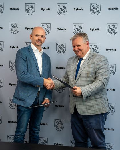 dwie osoby podają sobie ręce 