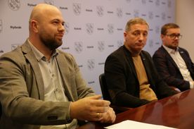 Piotr Kuczera - prezydent Rybnika, dr Michał Kwiatkowski - z Uniwersytetu Mikołaja Kopernika, kierownik studiów podyplomowych, Łukasz Karbowiński - dyrektor Rybnickich Służb Komunalnych i Oficer Rowerowy Miasta Rybnika.