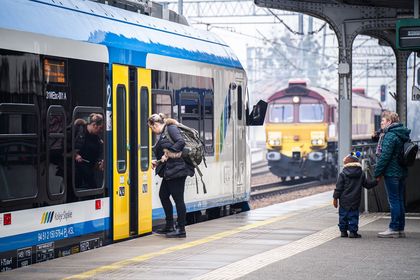 Pociąg stojący na stacji w Rybniku