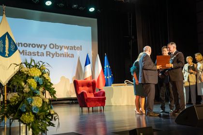 zdjęcie przedstawia ludzi na scenie podczas wręczenia nagród