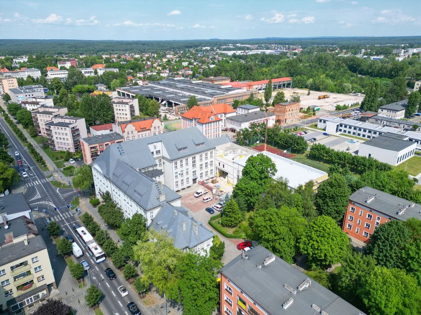Widok z góry na budowę sali gimnastycznej na terenie I Liceum Ogólnokształcącego im. Powstańców Śląskich