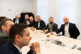 Spotkanie przy stole konferencyjnym przedstawicieli Grupy PGE, Miasta Rybnik i PGNiG TERMIKA S.A. 