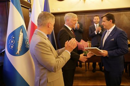 Wręczenie medalu Beneficii Grata Civitas Rybnik dla Januszowi Koperowi