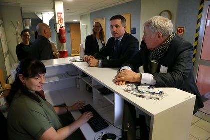 Wnętrza Centrum Zdrowia Psychicznego - przy punkcie rejestracyjnym uczestnicy konferencji prasowej z okazji otwarcia placówki