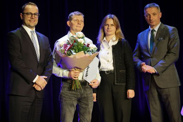Zdjęcie przedstawia cztery osoby pozujące do zdjęcia.