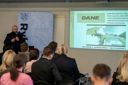 uczestnicy konterencji podsumowującej wdrożenie bliźniaka cyfrowego ulic miasta Rybnika 