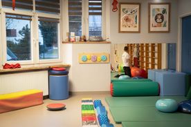 Sprzęty leczniczo-rehabilitacyjne w salach rybnickiego Ośrodka Leczenia i Rehabilitacji Dzieci im. św. Jana Pawła II 