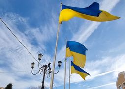 Flagi Ukrainy na rybnickim rynku