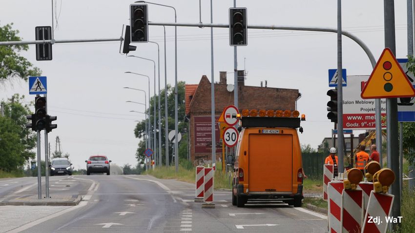 Prace przy montażu sygnalizacji świetlnej na skrzyżowaniu dróg. 