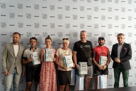 Zdjęcie przedstawia grupę ludzi pozujących do zdjęcia.