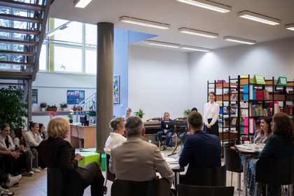Zebrani goście podczas otwarcia nowej biblioteki „W krainie Małego Księcia” otwarta w Szkole Podstawowej nr 34 w Rybniku