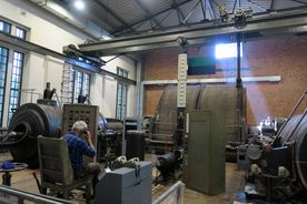 Zabytkowa kopalnia - elementy dawnej parowej maszyny wyciągowej szybu