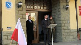 Obchody Święta Niepodległości na rybnickim rynku - flagi, mieszkańcy, żołnierze, poczty sztandarowe...