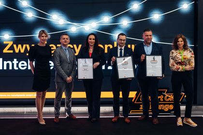 Przedstawiciele Rybnika - Ewelina Włoch, naczelniczka Wydziału Cyfryzacji i Nowych Technologii UM i Robert Cebula, Sekretarz Miasta - odbierają nagrodę dla Rybnika za "Inteliegentne Przejście"