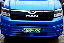 Przód niebieskiego minibusa