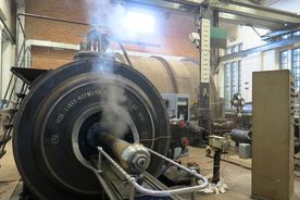 Zabytkowa kopalnia - elementy dawnej parowej maszyny wyciągowej szybu