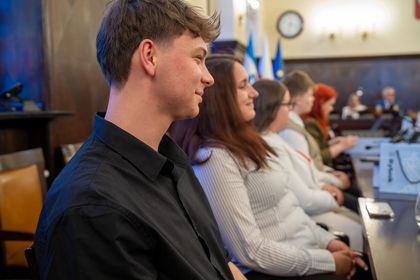 młodzież w sali obrad urzędu miasta na sesji młodzieżowej rady miasta